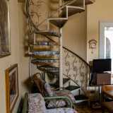 Particolare � anche la scala a chiocciola che conduce dal primo piano al terrazzo. � stata realizzata nel 1990 ma � in ferro battuto e riproduce esattamente l�originale di inizio 900 in stile Liberty